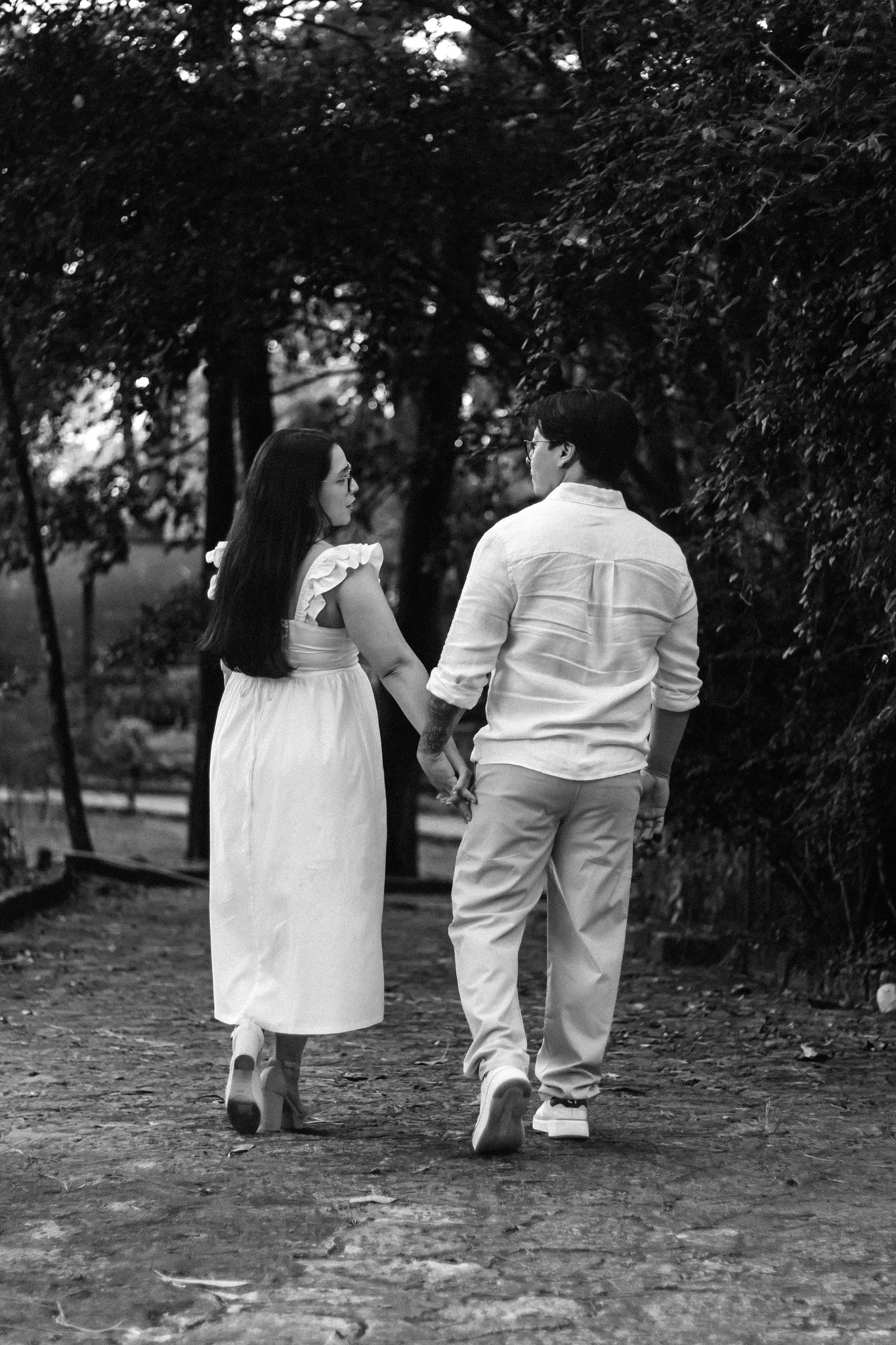 Cecill y Nicolle caminando tomados de la mano